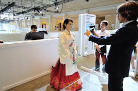 现代人的寂寞与自怜！日本男生与虚拟偶像结婚