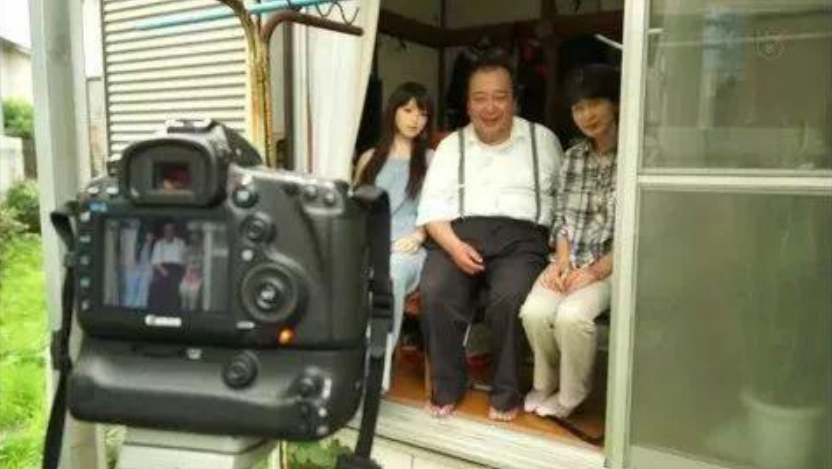 现代人的寂寞与自怜！日本男生与虚拟偶像结婚