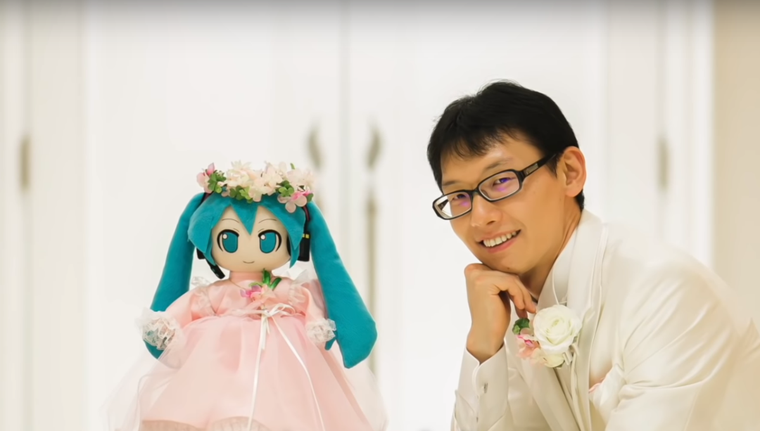 现代人的寂寞与自怜！日本男生与虚拟偶像结婚